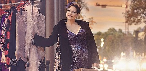 Dunja Koppenhöfer "DUNJA LA DIVA – packt ein…" Solo-Programm mit Piano und großem Taschenorchester im thalhaus Theater Wiesbaden