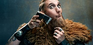 Lennard Rosar – Schildmaid im thalhaus Theater Wiesbaden
